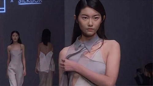 美女不穿衣服的视频