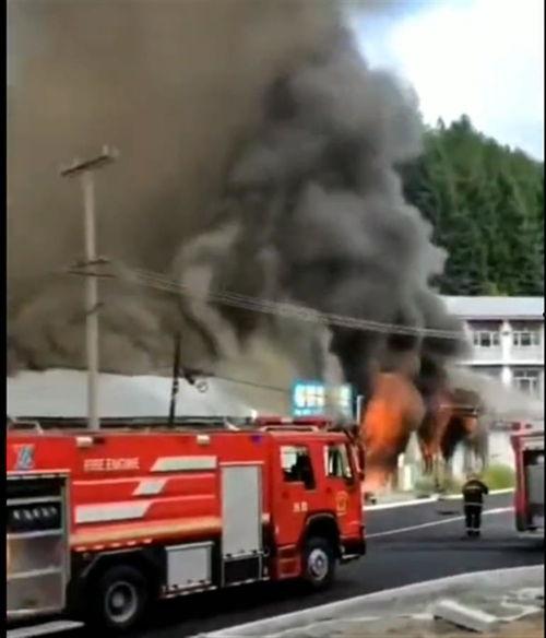 消防车救火视频,火场救援瞬间回顾