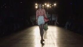 模特走步视频,优雅步伐演绎时尚魅力