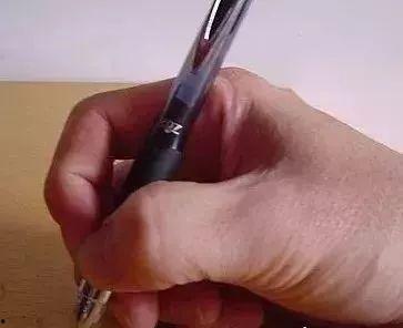 小学生握笔的正确姿势视频,小学生握笔姿势规范详解