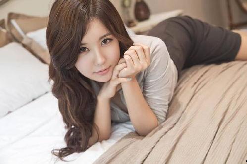 美女床上诱惑视频,揭秘美女床上私密瞬间