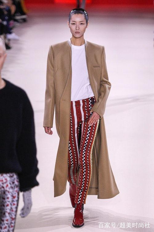 刘雯走秀视频,时尚界璀璨的T台传奇